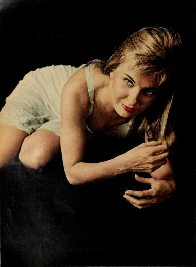 Joanne Woodward posing in 1959.