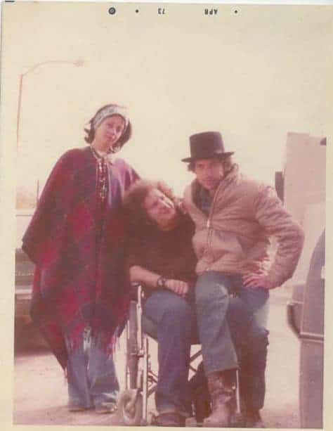 Sara Dylan, Larry Kegan și Bob Dylan pe platoul de filmare al filmului Pat Garrett and Billy The Kid, aprilie 1973.