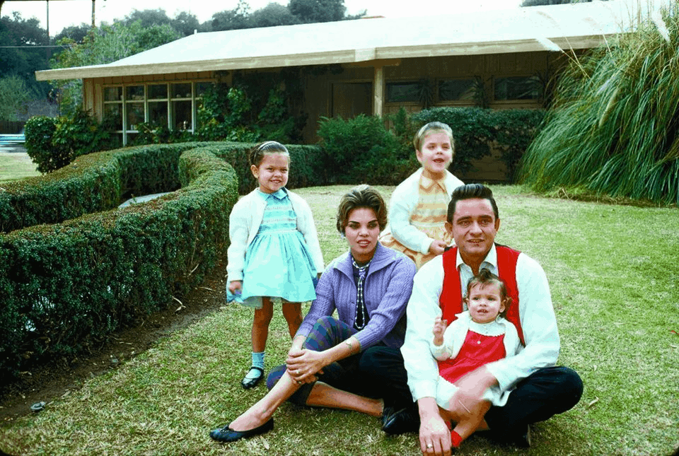 Vivian Liberto, Johnny Cash and their family (1960).
